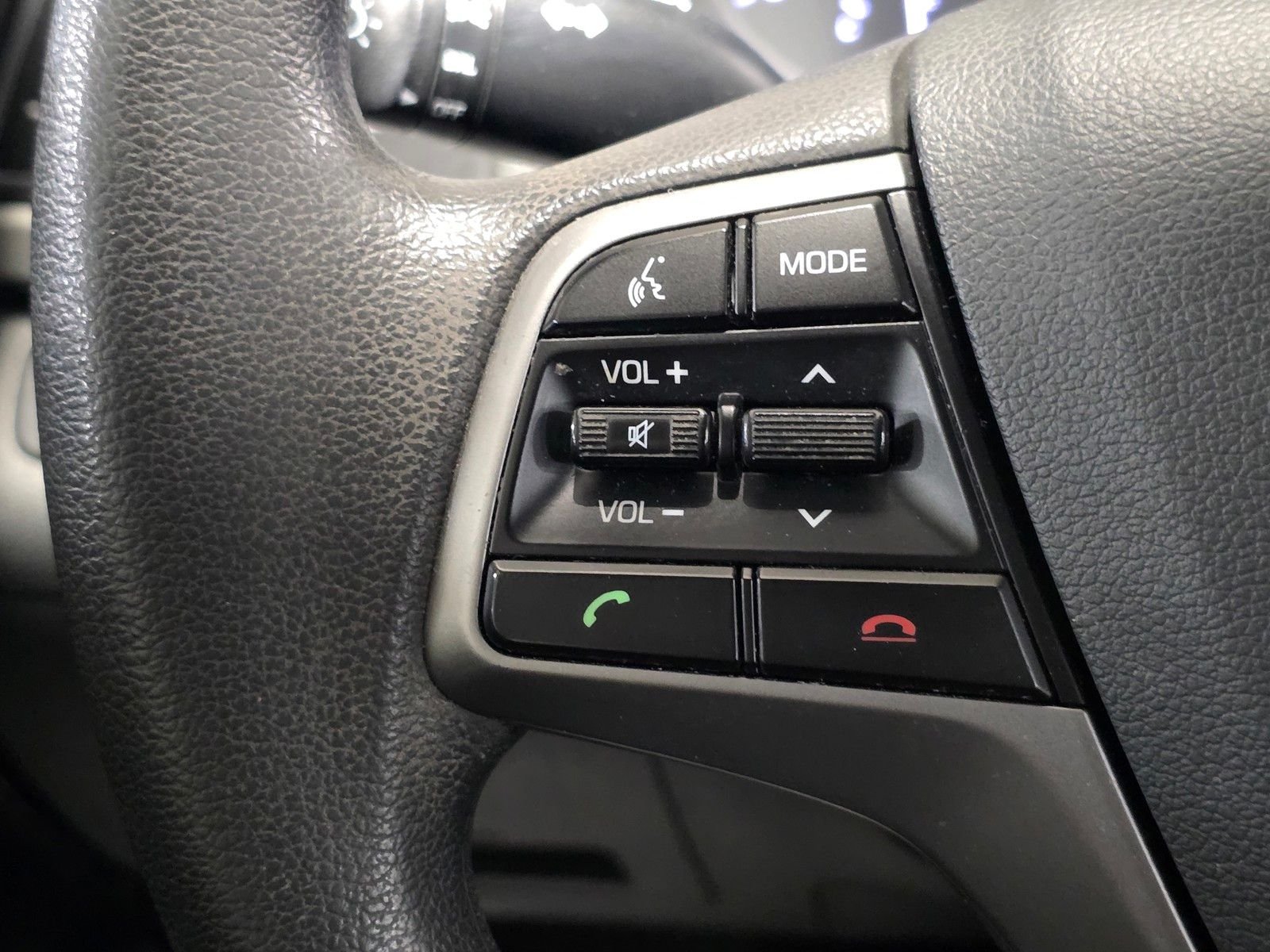 Used 2018 Quartz White Pearl Hyundai SE image 29