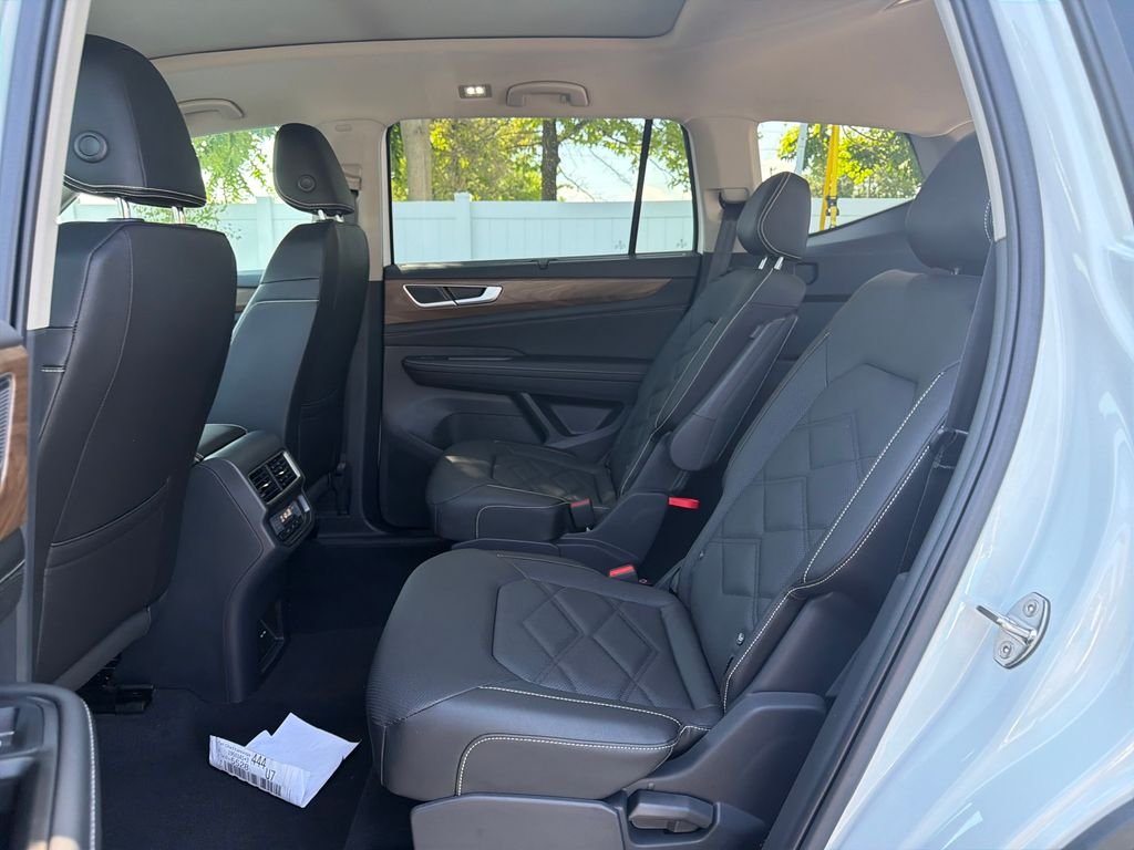 Used 2026 White/off-white Volkswagen SE w/Technology image 27