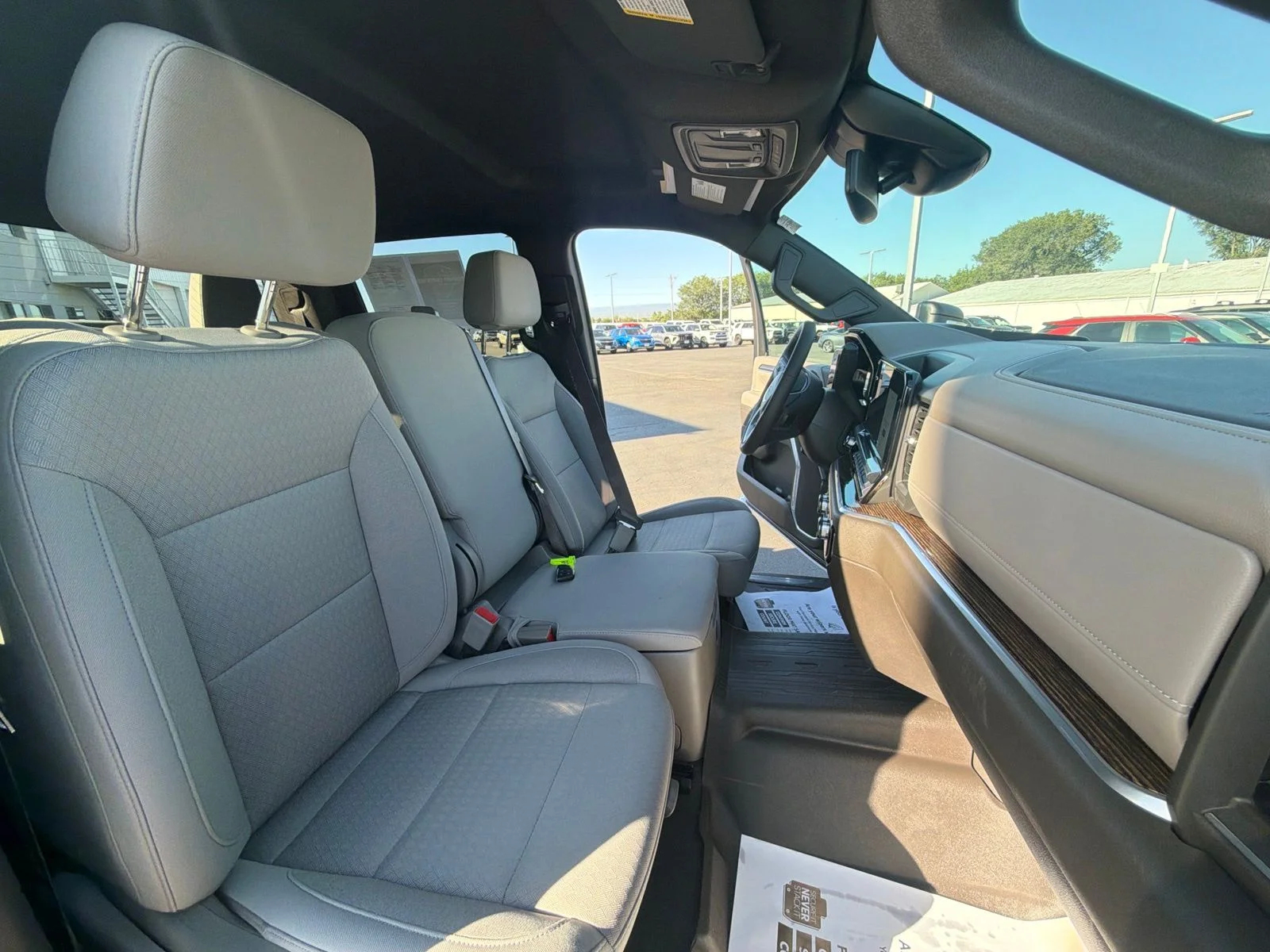 Used 2025 White GMC SLE image 30