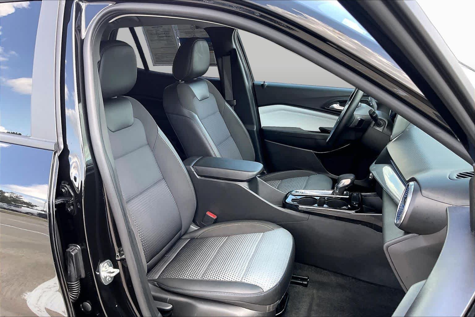 Certified Used 2025 Mosaic Black Metallic Chevrolet LT image 9