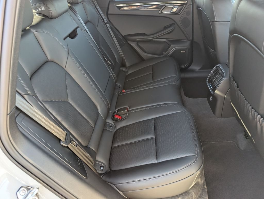 2026 Porsche Macan T - Photo 7