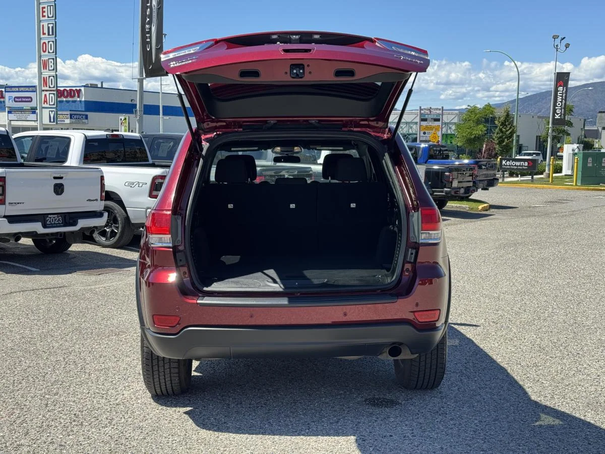 Used 2018 Red Jeep Laredo 4wd image 8