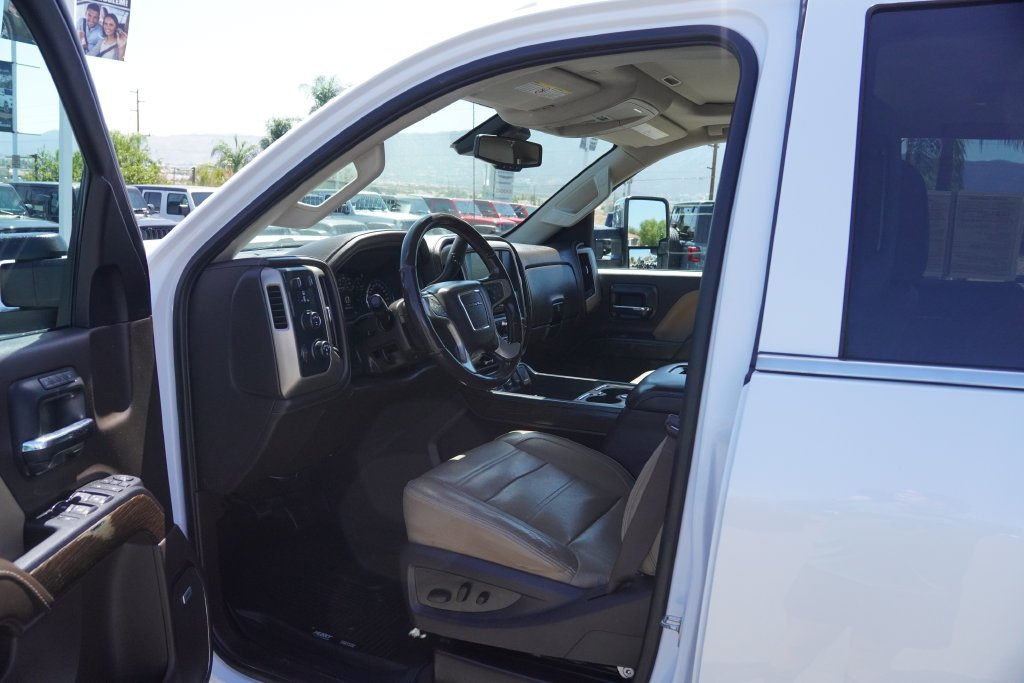 Used 2018 White GMC Denali image 29