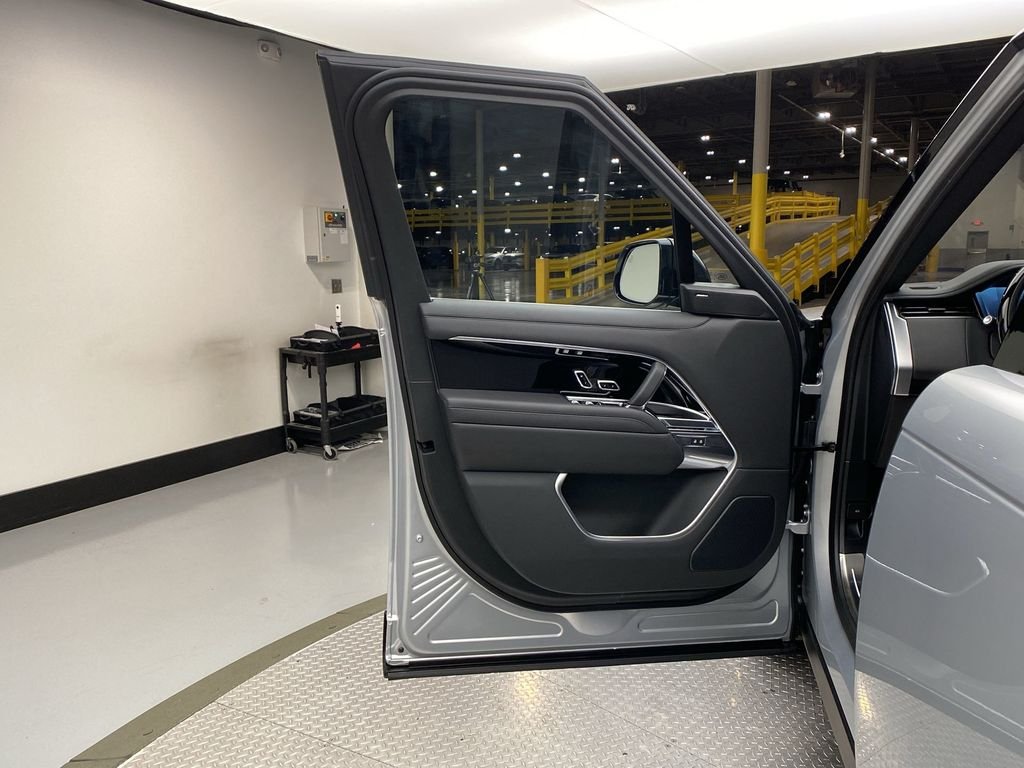 Used 2023  Land Rover SE image 5