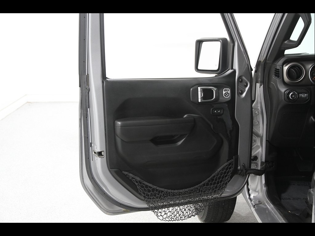 Used 2018 Billet Silver Metallic Clear Coat Jeep Sport S image 4