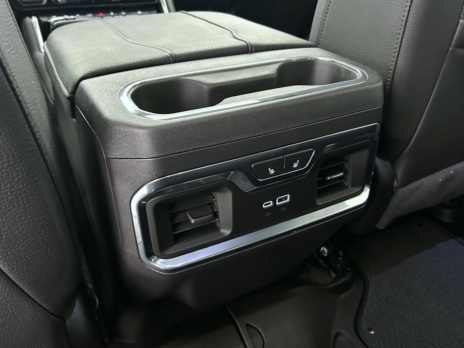 Used 2024 White GMC Denali image 22
