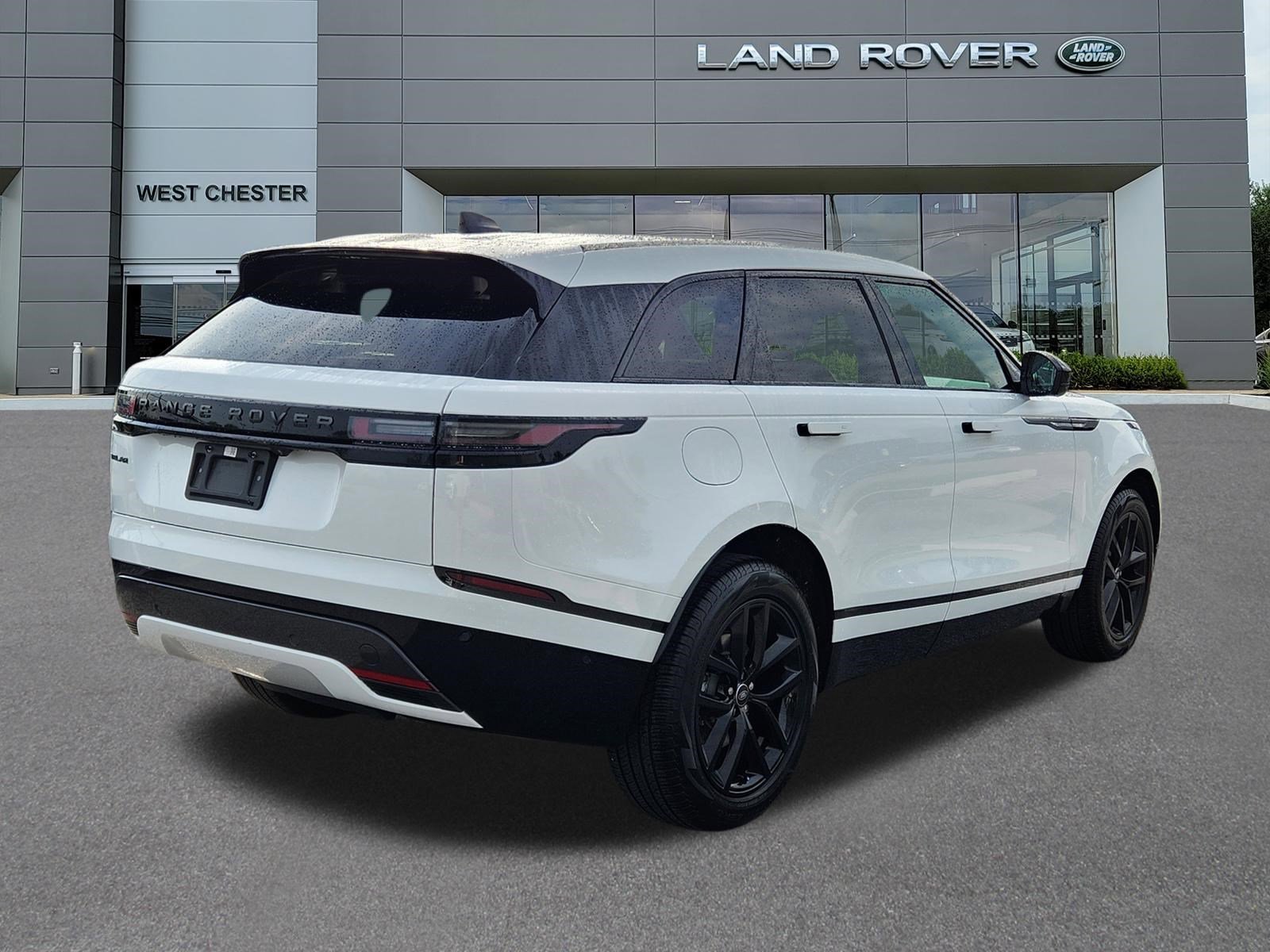 Certified Used 2026 Fuji White Land Rover Dynamic SE image 4