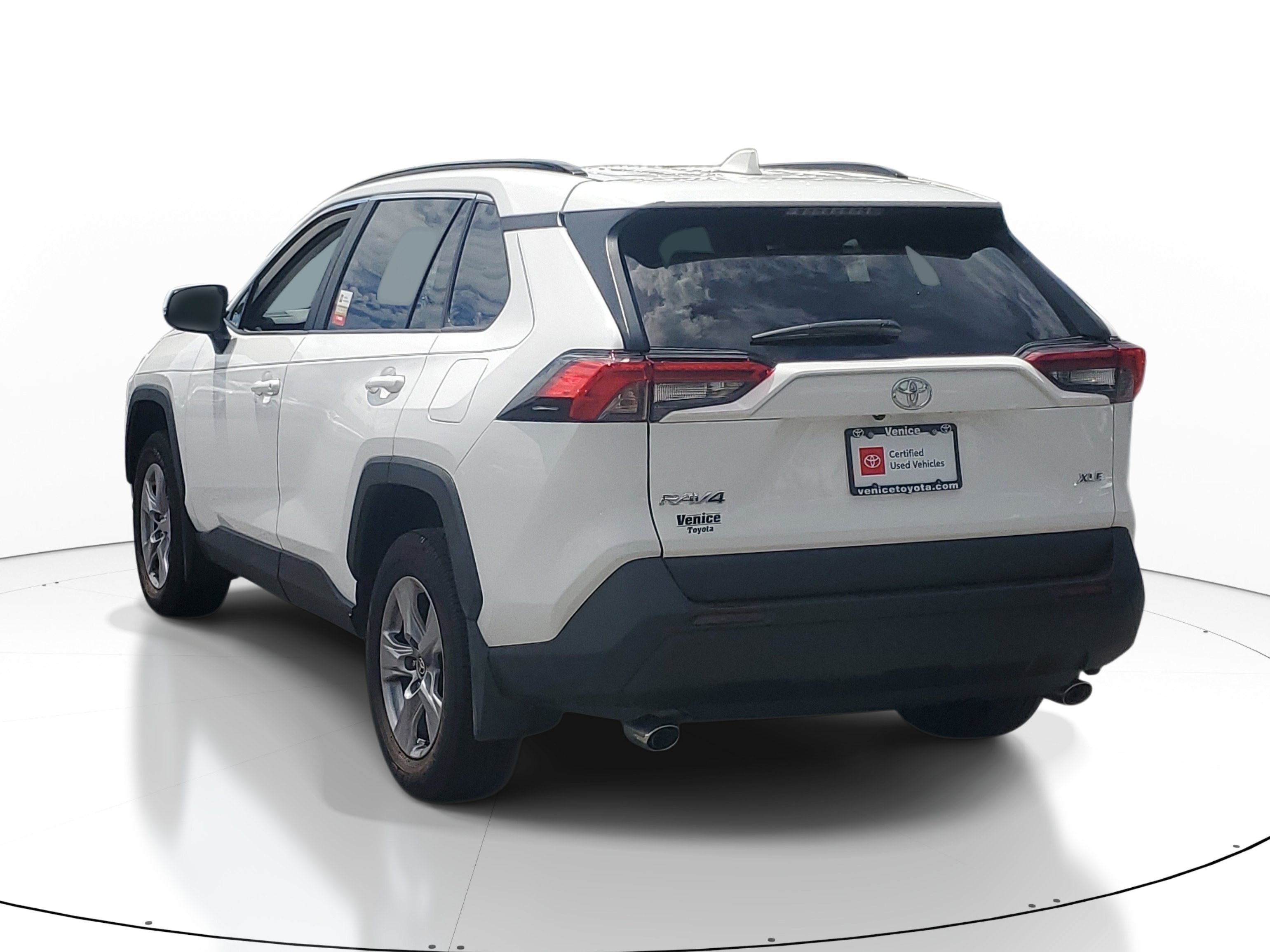 Used 2025 Ice Cap Toyota XLE image 4