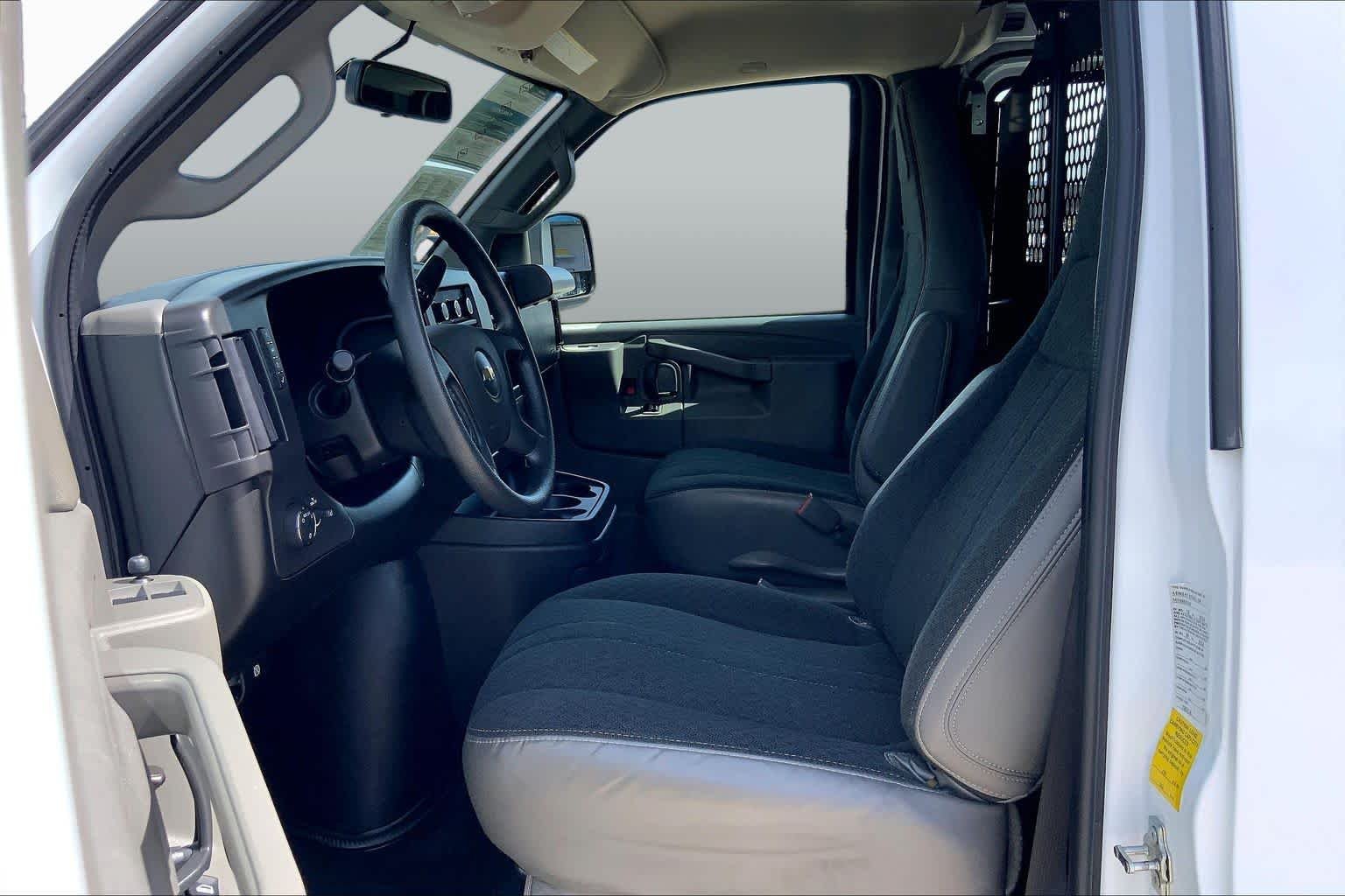 Used 2024 Summit White Chevrolet  image 7