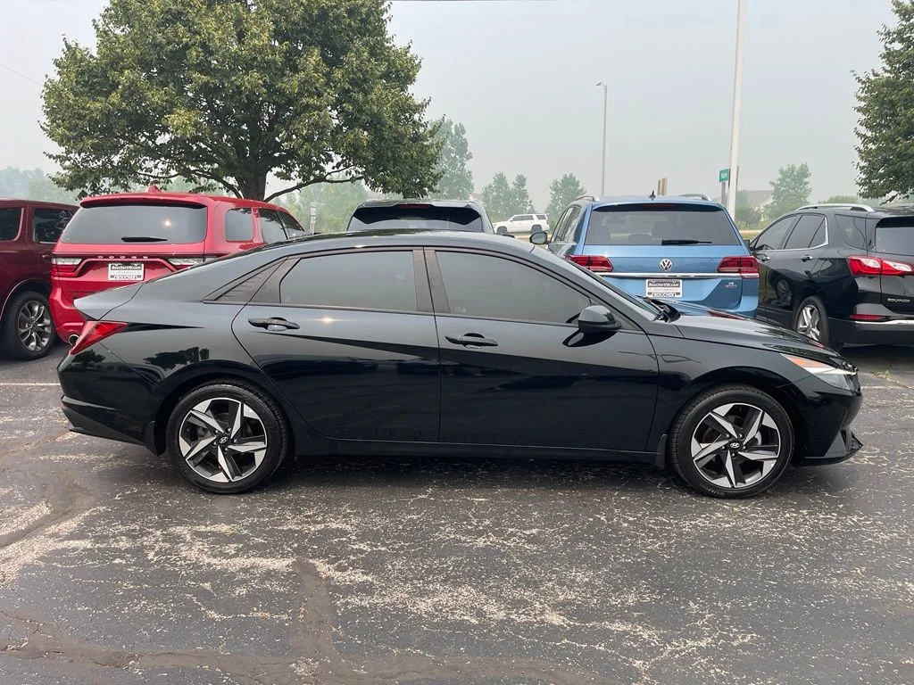 Used 2023 Phantom Black Hyundai SEL image 6
