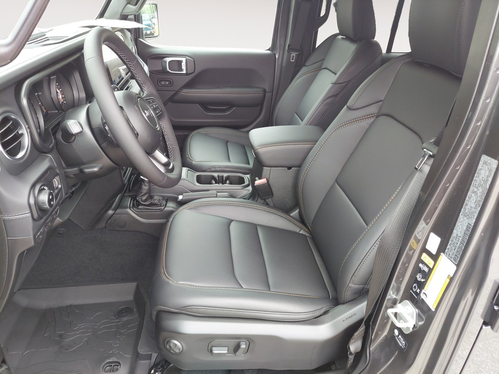 New 2026 Granite Crystal Metallic Clearcoat Jeep Sahara image 22