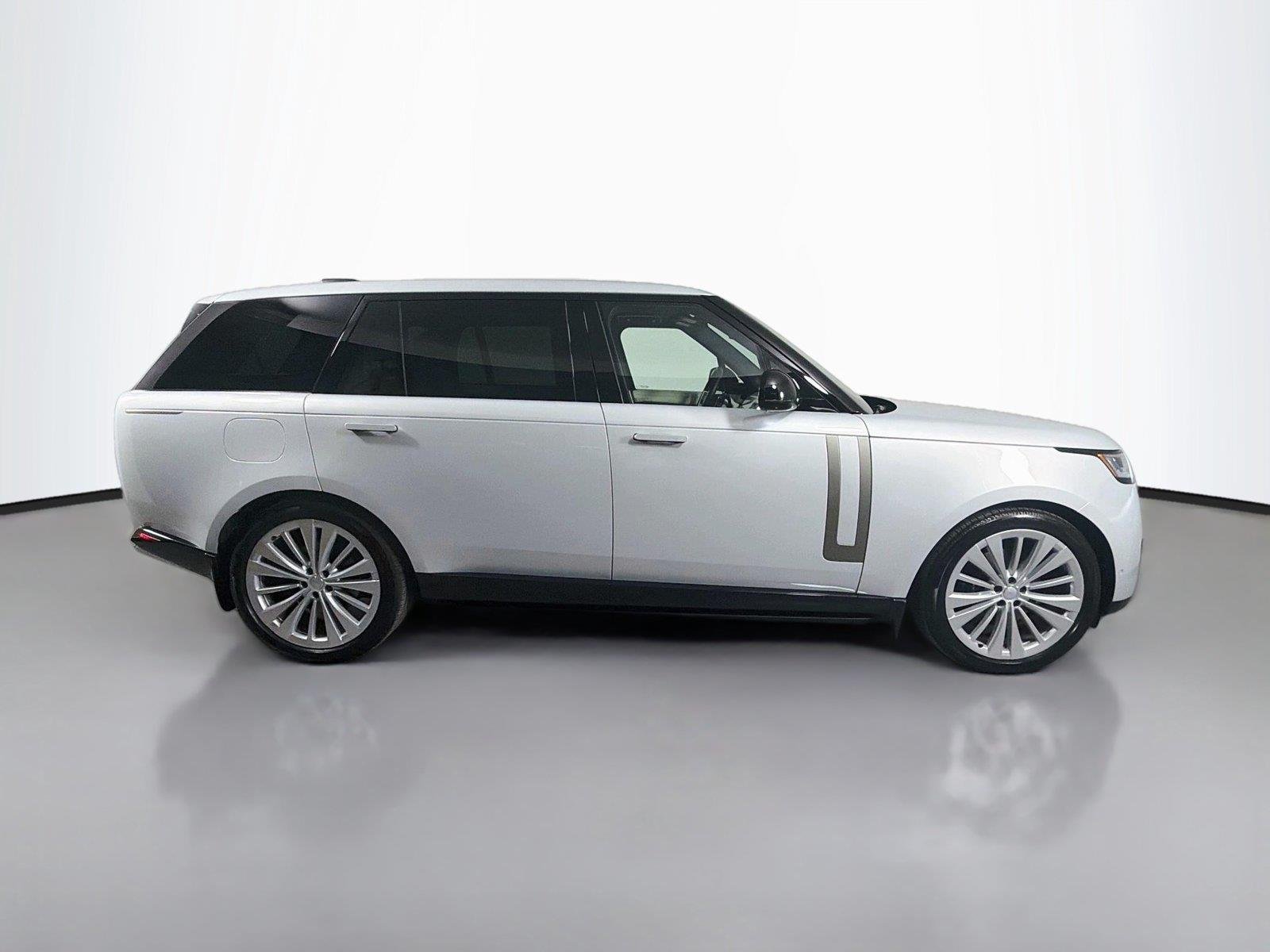 Certified Used 2025 Ethereal Frost Silver SV Bespo Land Rover SE LWB 7 SEATS image 4