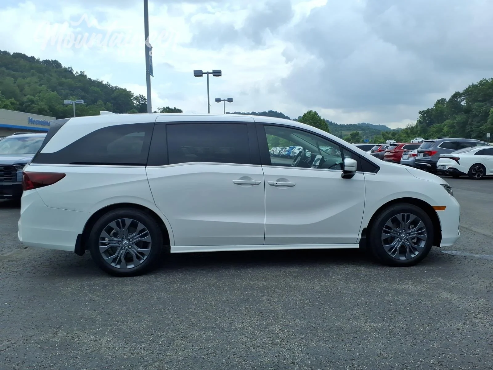 Used 2025 Platinum White Pearl Honda Touring image 8