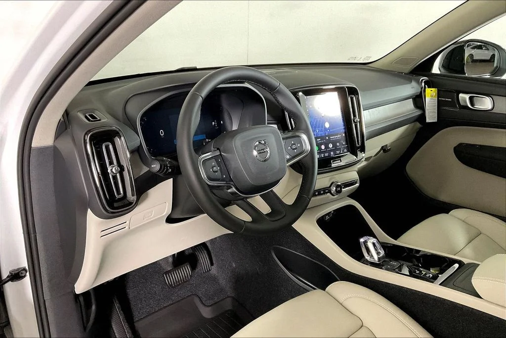 New 2026 White Volvo B5 Ultra image 4