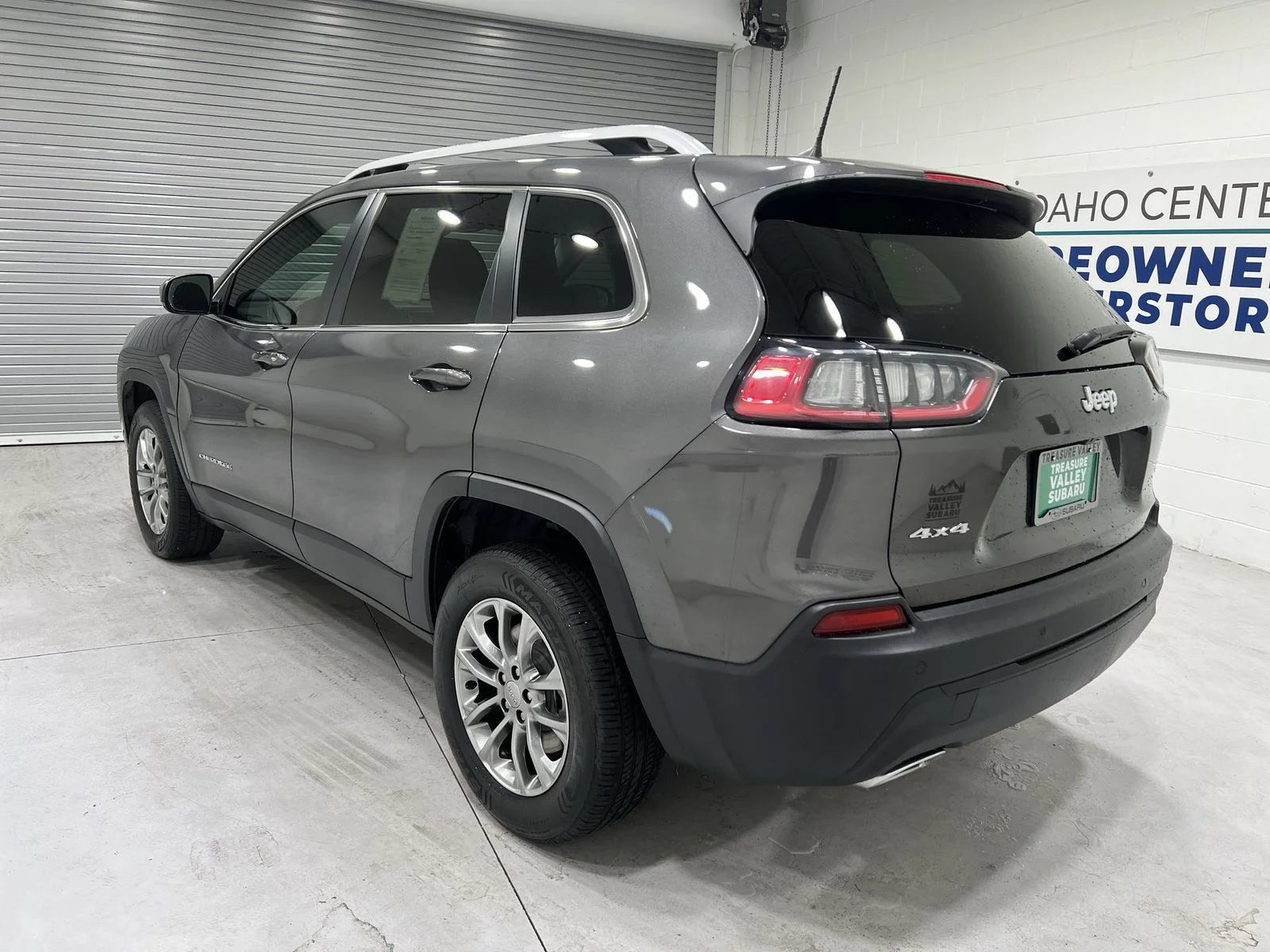 Used 2020 Gray Jeep Latitude Plus image 6