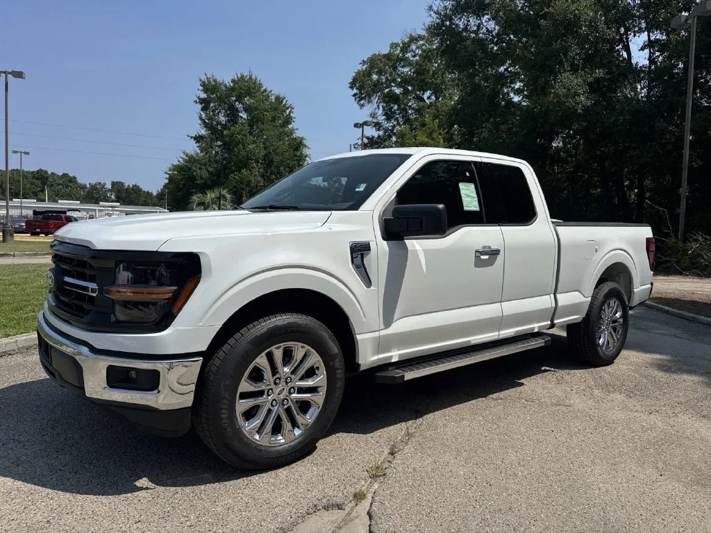 New 2026 Oxford White Ford XLT image 6