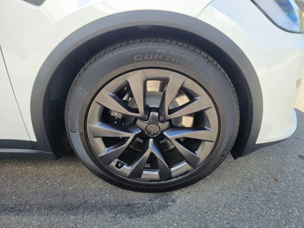 Used 2024  Tesla AWD image 9