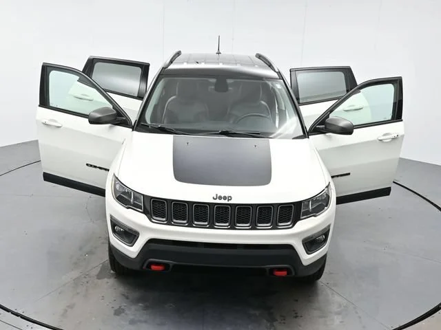 Used 2018 White Clearcoat Jeep Trailhawk image 42