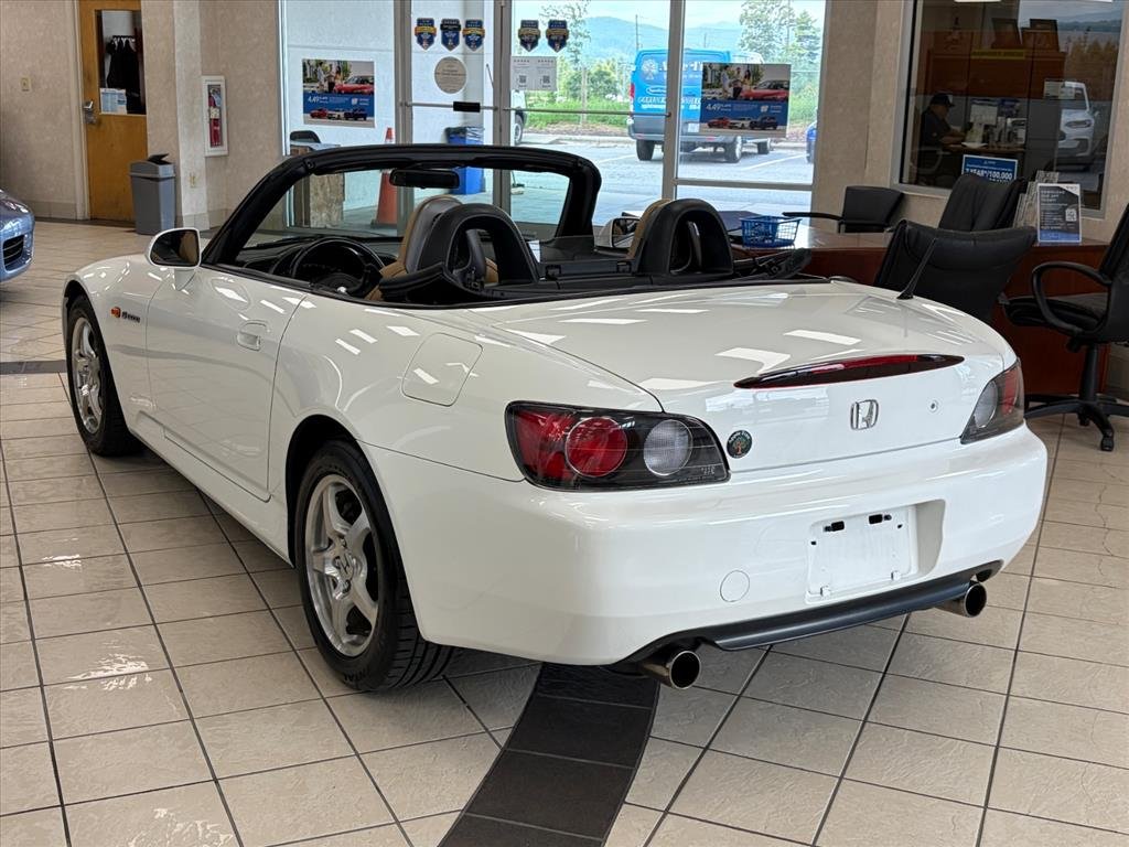Used 2003 Grand Prix White Honda Base image 4