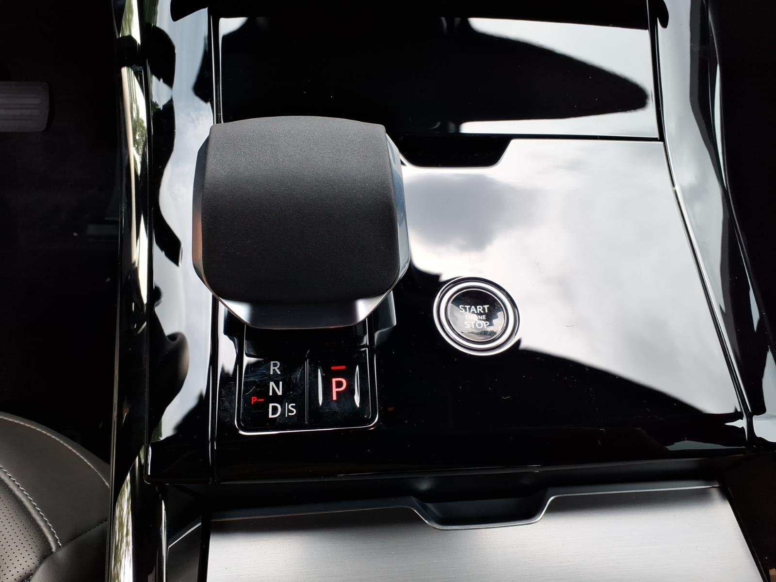 New 2026 Fuji White LAND ROVER SE image 13