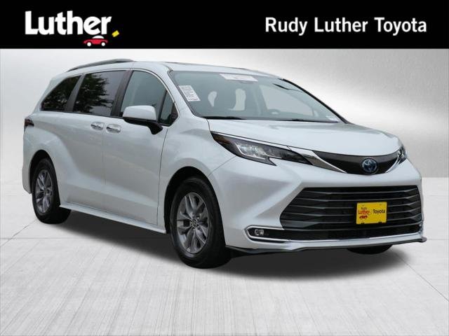 Certified Used 2022 WIND CHILL PEARL Toyota  image 1
