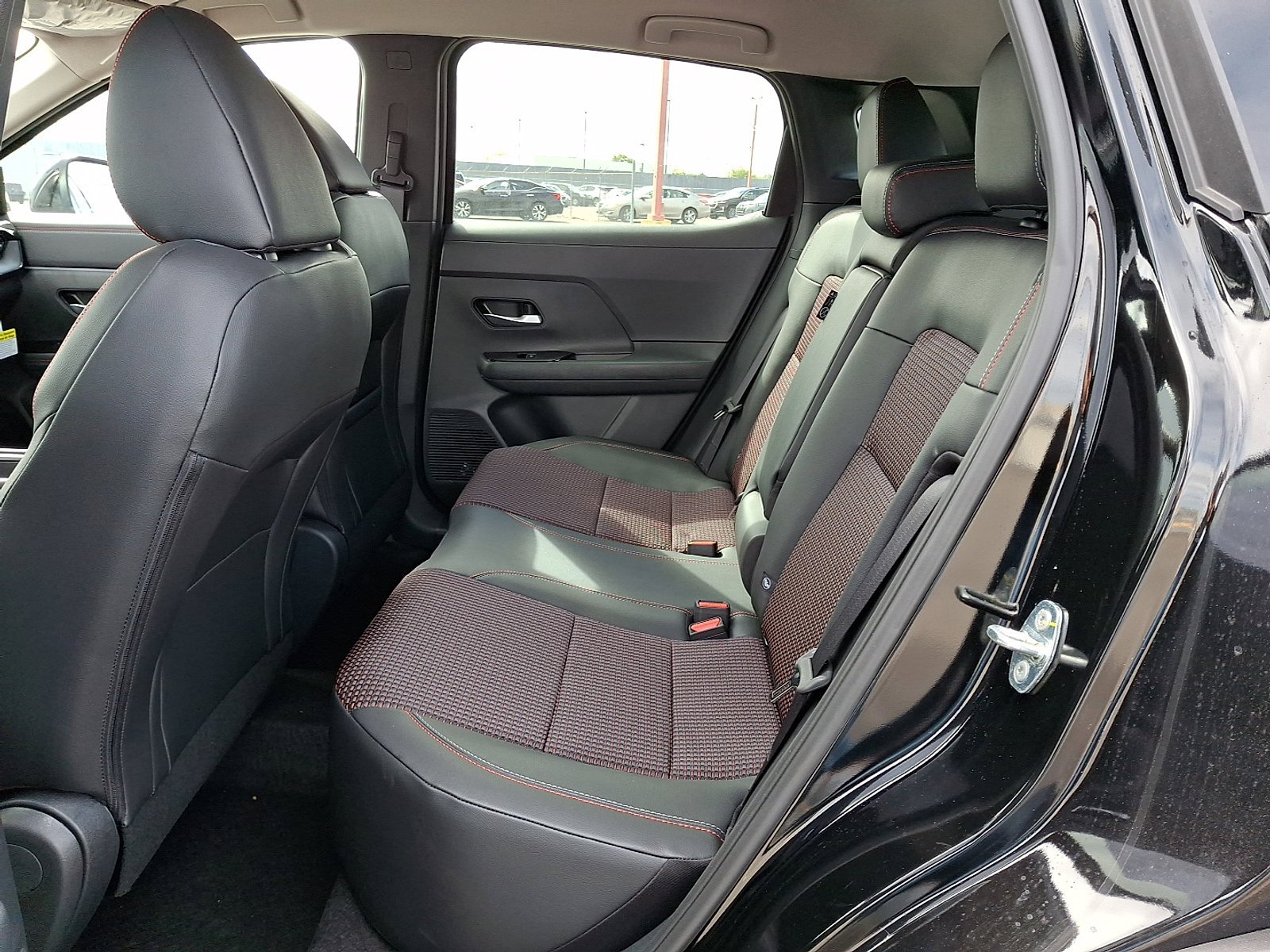 2026 Nissan Kicks SR photo 4