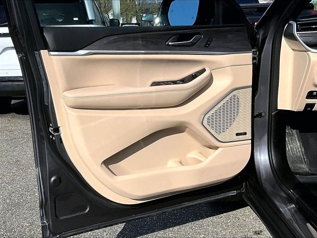 Used 2023 Metallic Jeep Limited image 9