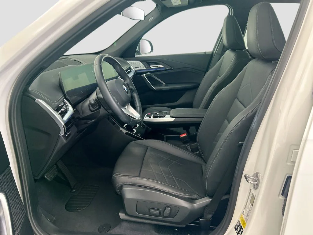 Used 2023 White BMW xDrive28i image 18