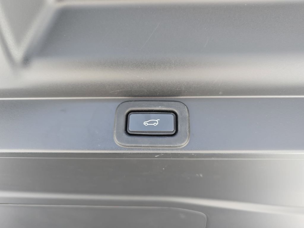 Certified Used 2023 Portofino Blue Metallic Land Rover Autobiography image 13