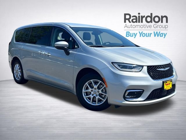2023 Chrysler Pacifica Touring L's photo