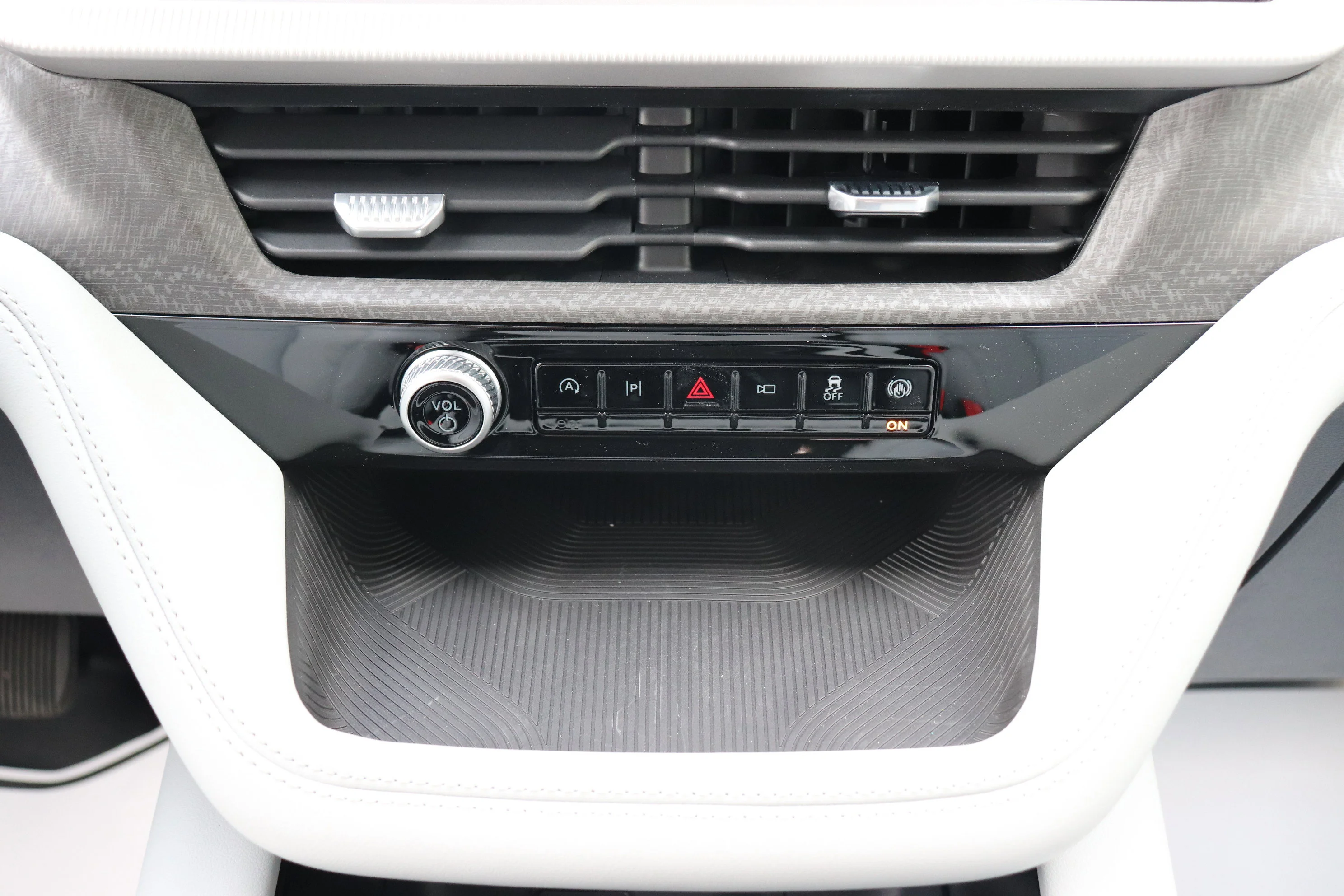 New 2026 STAR WHITE MET TRI-COAT Ford Platinum image 19