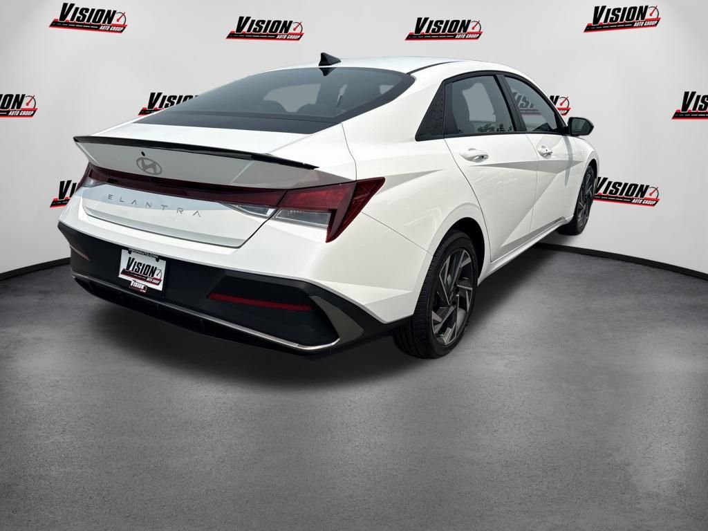 Used 2025 White Hyundai SEL Sport image 5