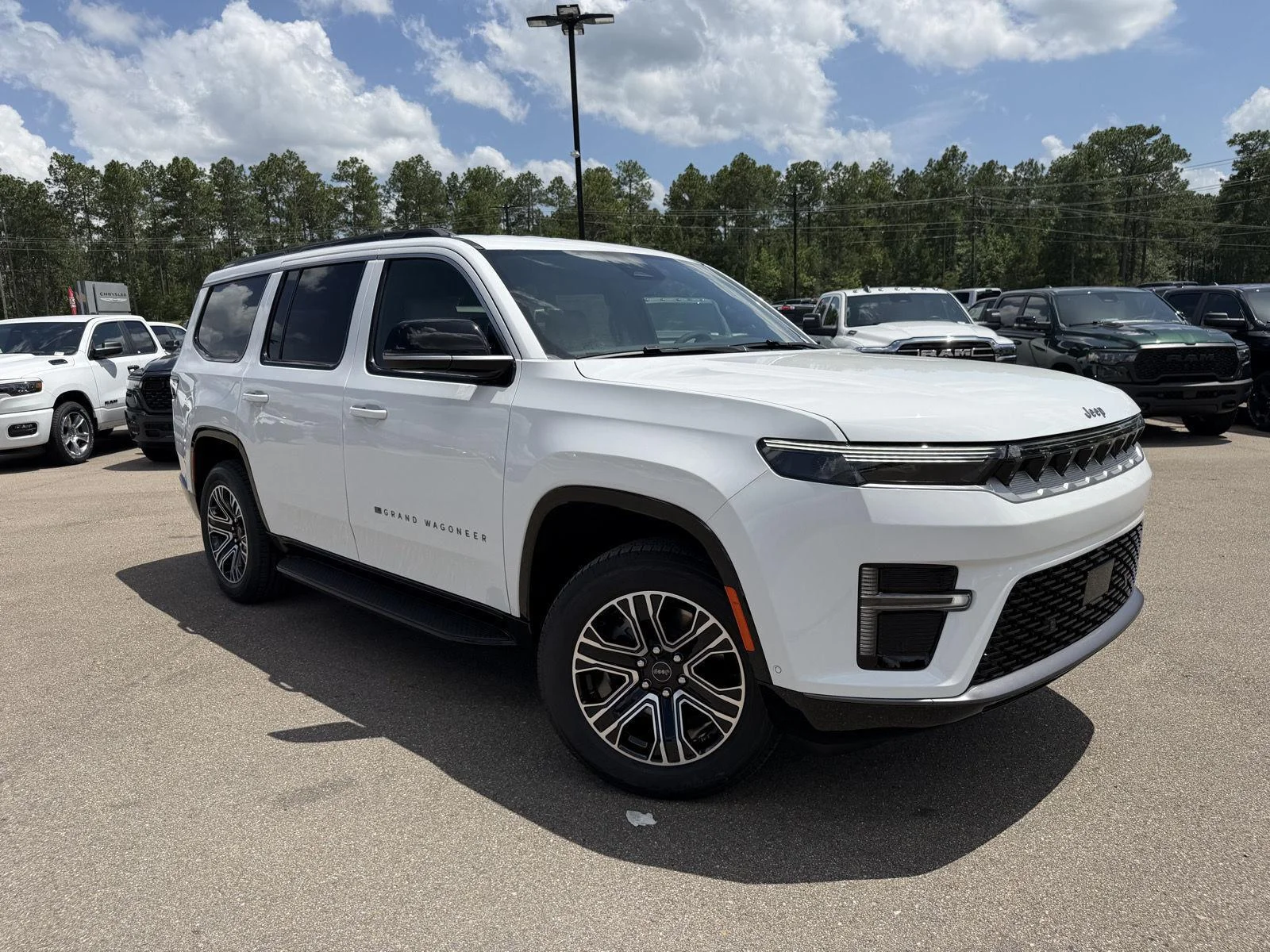 New 2026 Bright White Clear-Coat Exterior Paint Jeep 4x2 image 3