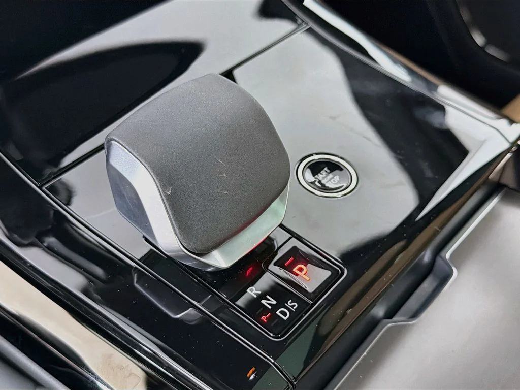 New 2027 Fuji White Land Rover SE image 17