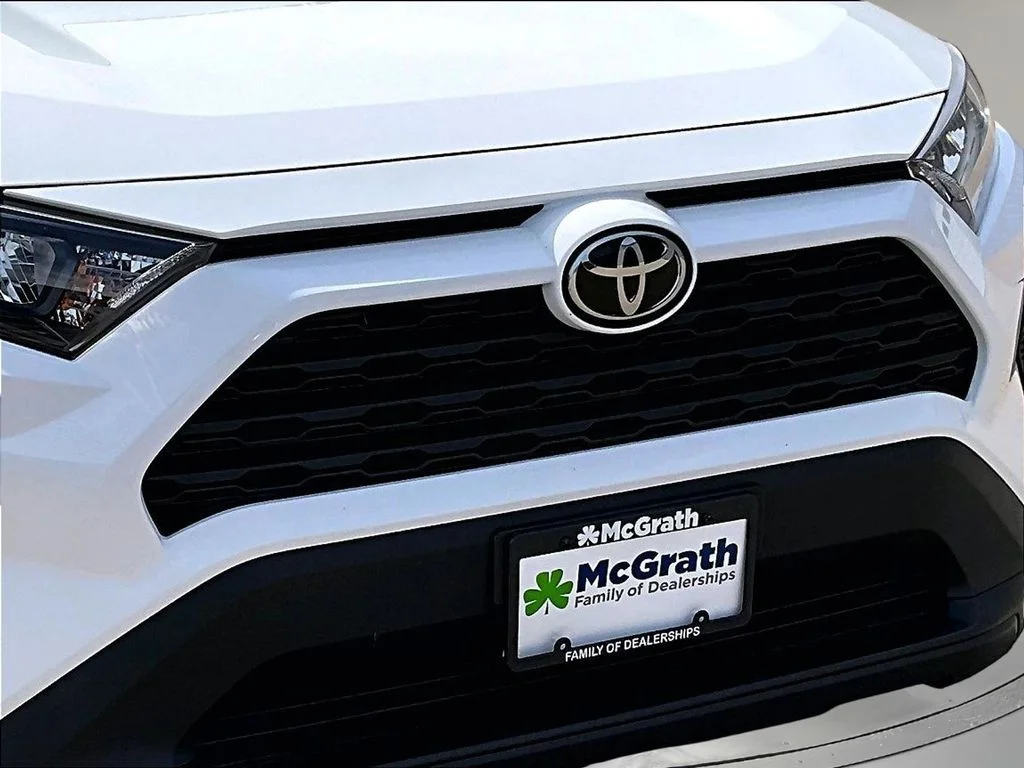 2021 Toyota RAV4 LE - Photo 35