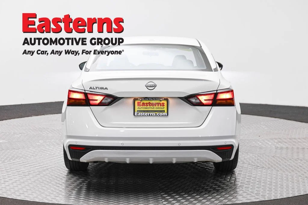 Used 2025 White Nissan 2.5 SV image 6