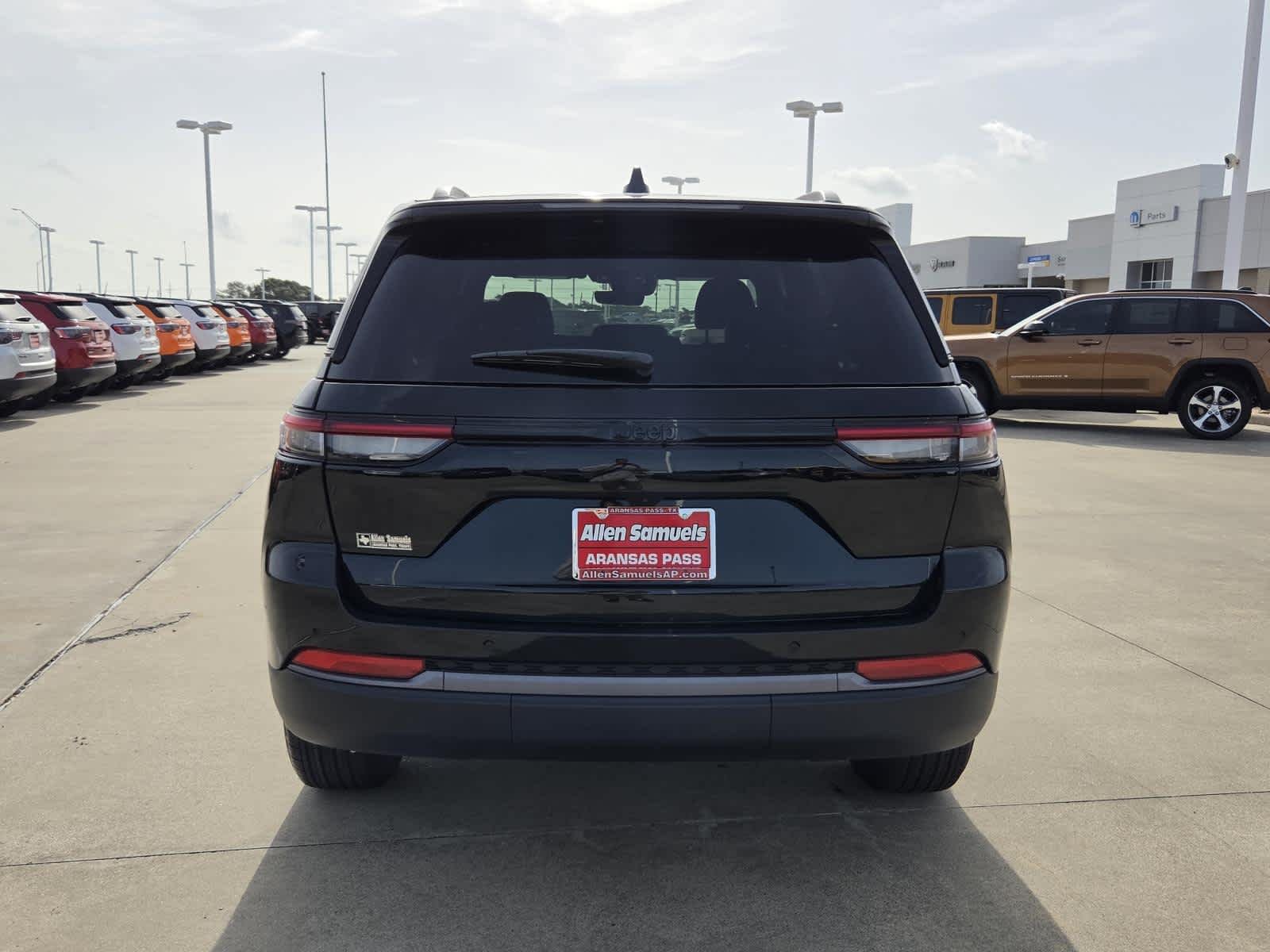 New 2026 Diamond Black Crystal Pearlcoat Jeep Laredo Altitude image 4