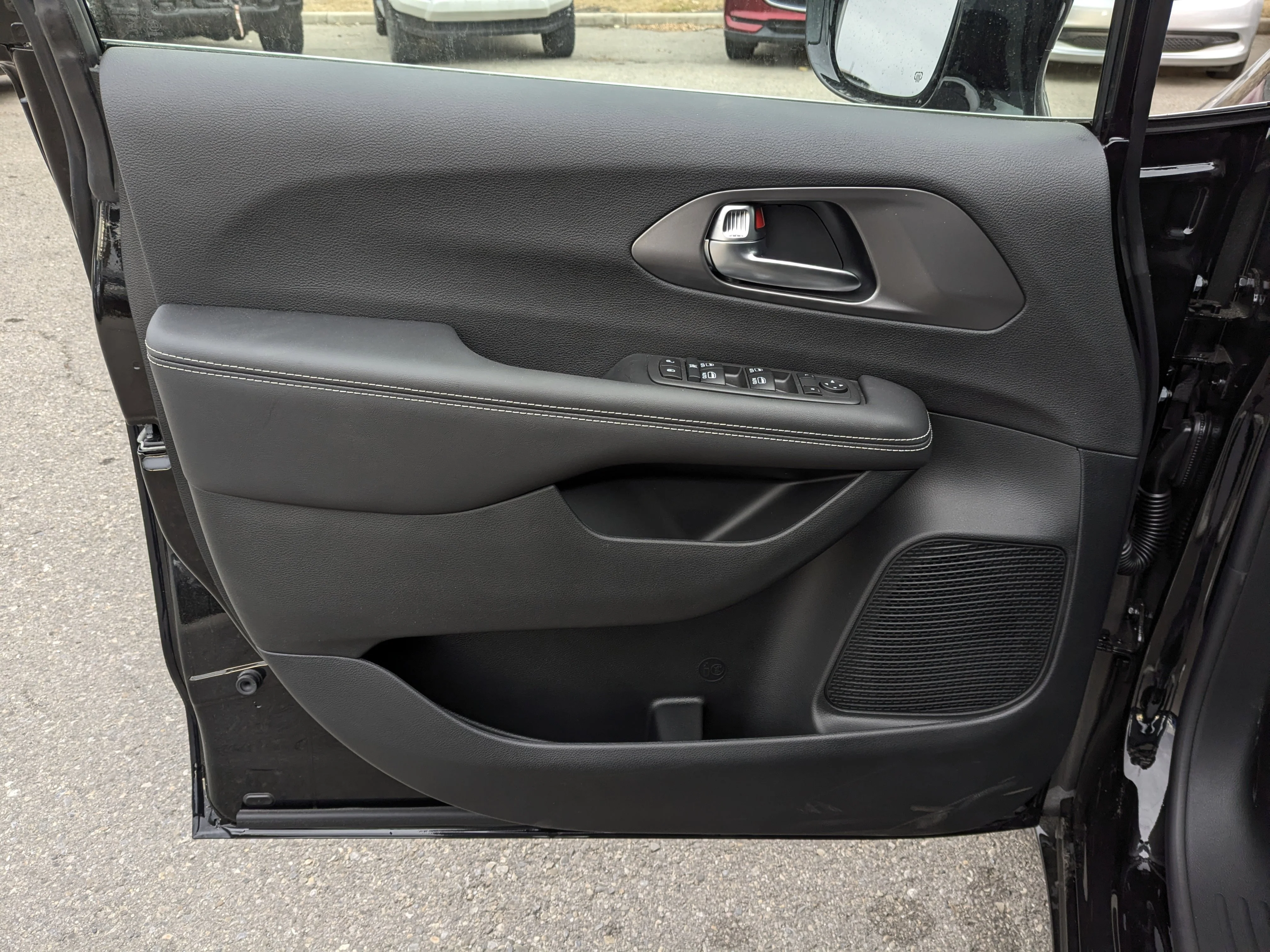 New 2026 Black Chrysler SXT - Power Liftgate - Power Sliding Doors - Leather - Remote Starter & Tons More! image 12