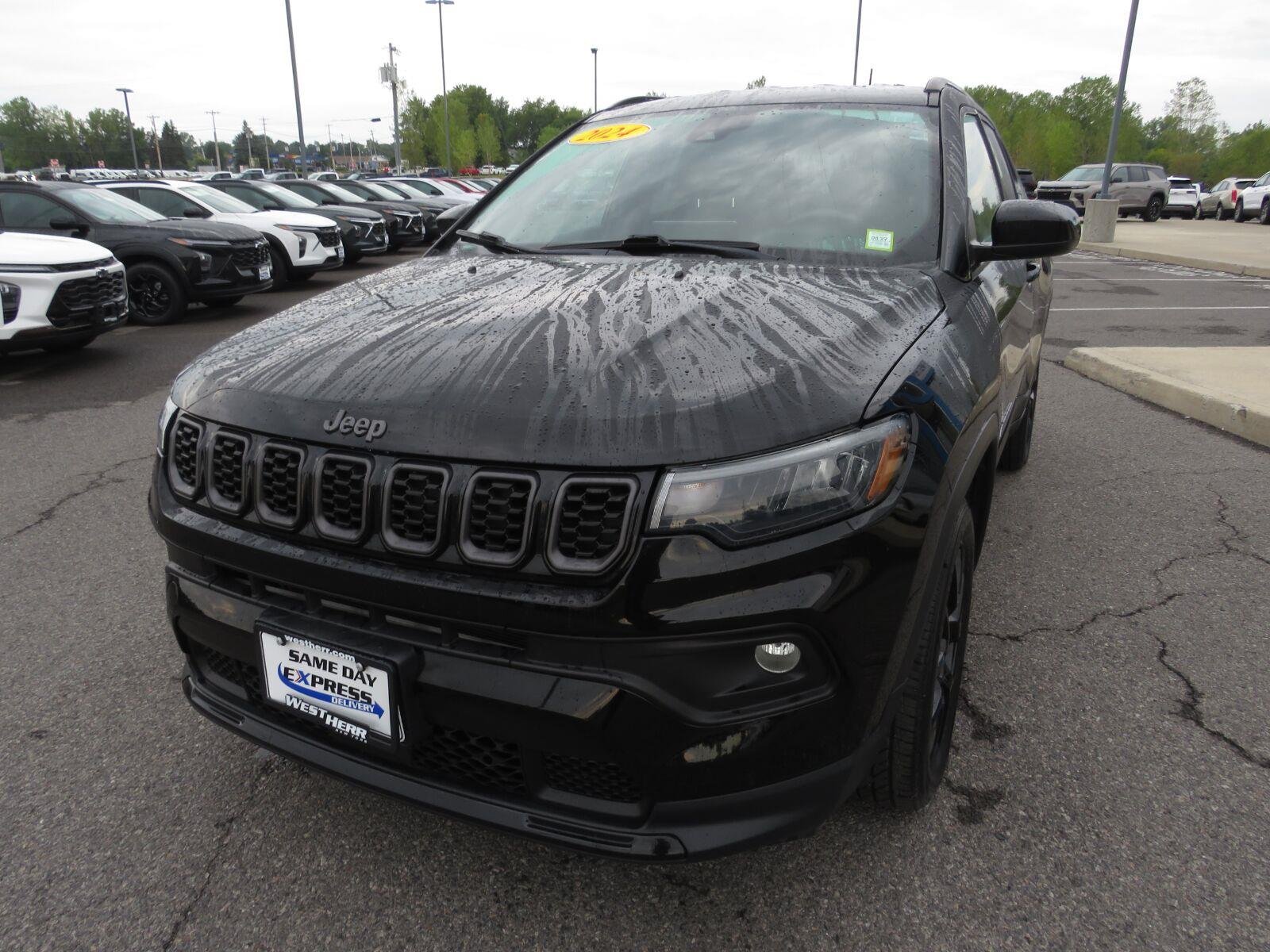 Used 2024 Diamond Black Crystal Pearlcoat Jeep Latitude image 12