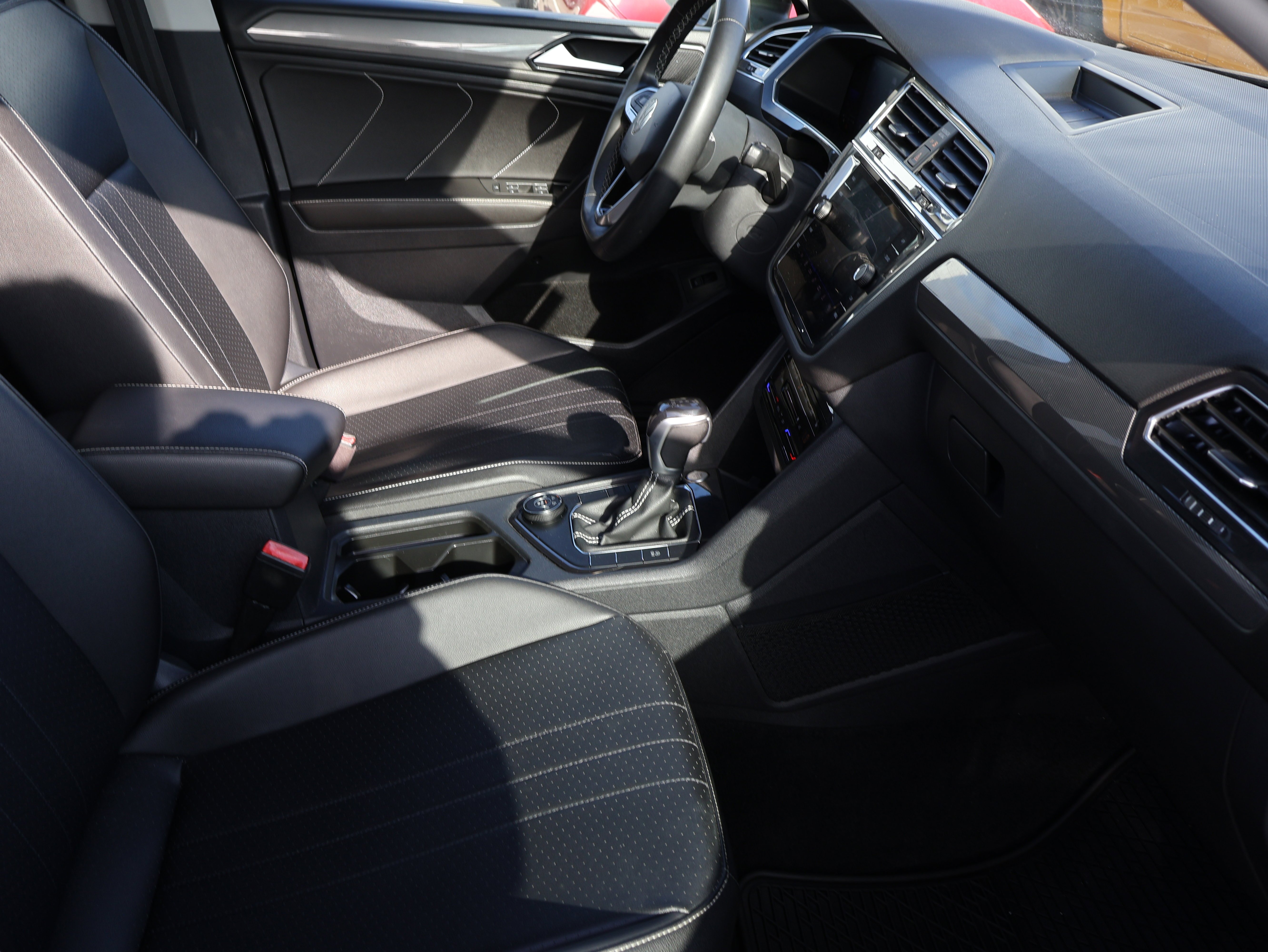 2022 Volkswagen Tiguan SE - Photo 11