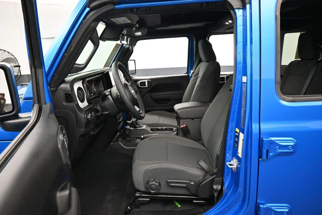 Used 2025 Hydro Blue Pearl Coat Jeep Sport S image 11