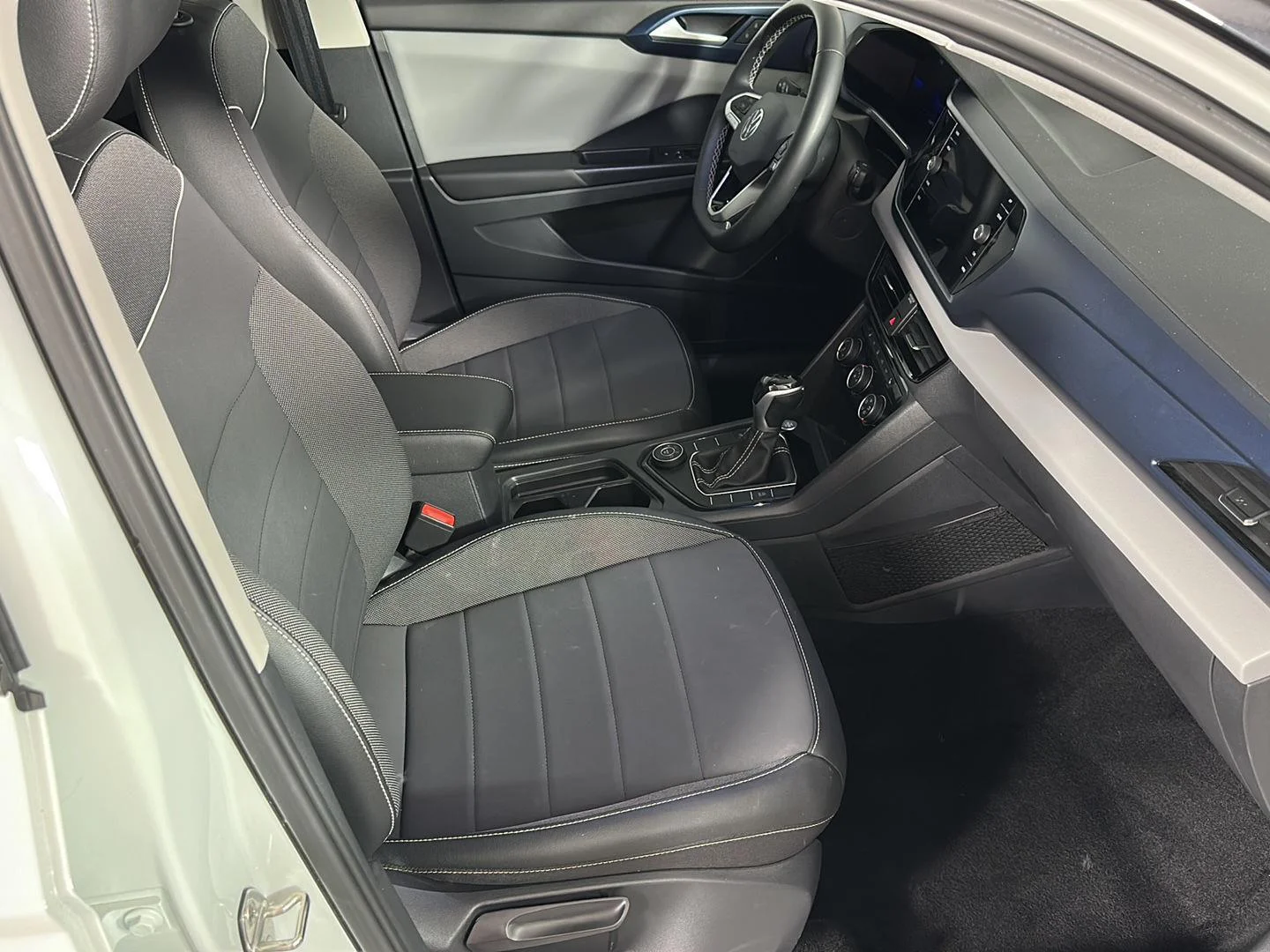 Used 2023 Pure White w/Deep Black Roof Volkswagen SE image 20