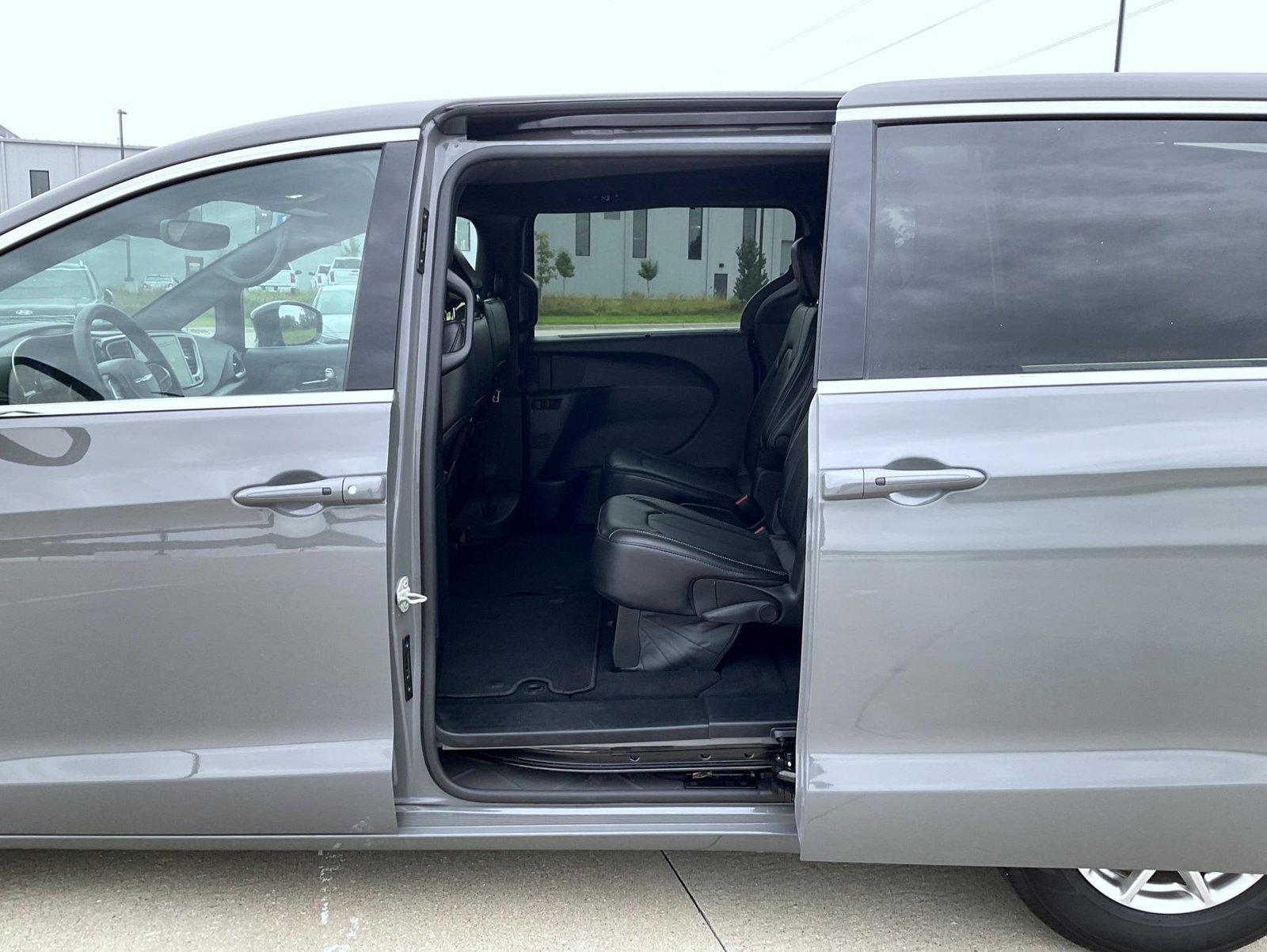 Used 2025 White Chrysler Select image 18