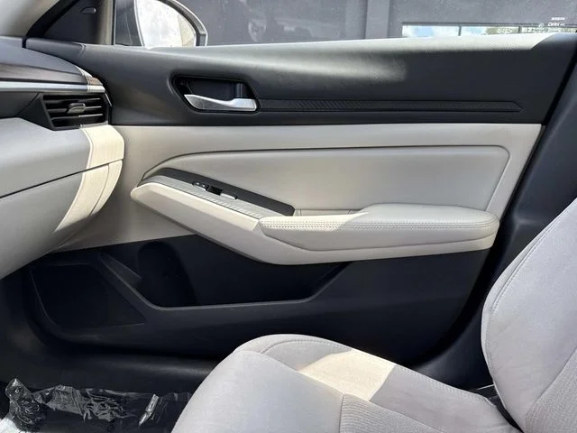 Used 2025 White Nissan 2.5 SV image 27