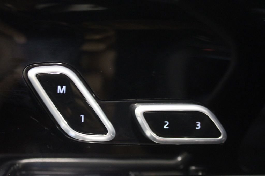 Used 2025 White Land Rover SE image 18