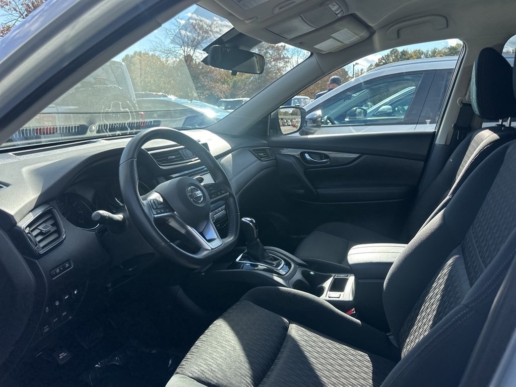 2019 Nissan Rogue SV photo 3