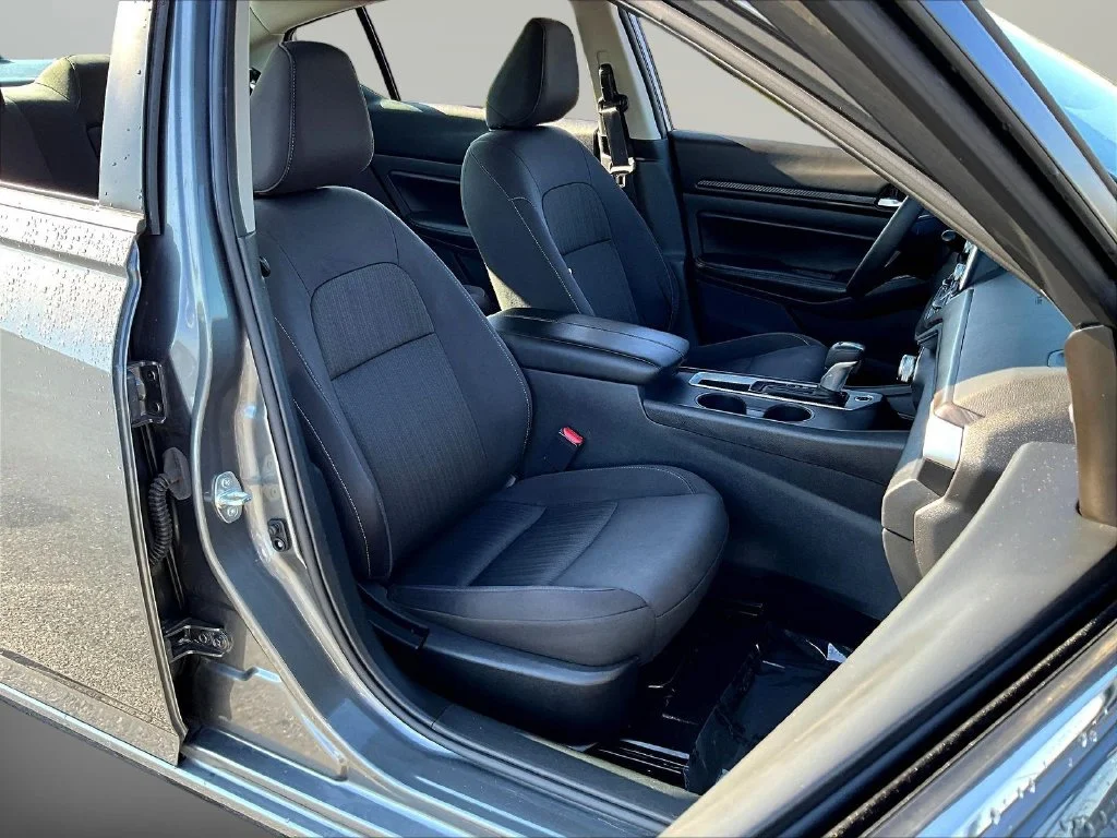Used 2025 Gun Metallic Nissan 2.5 SV image 32