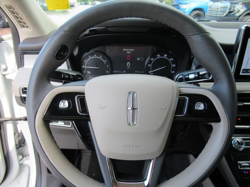 Used 2022 White Lincoln Standard image 22