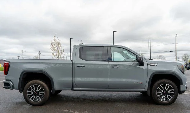 Used 2025  GMC AT4 image 5