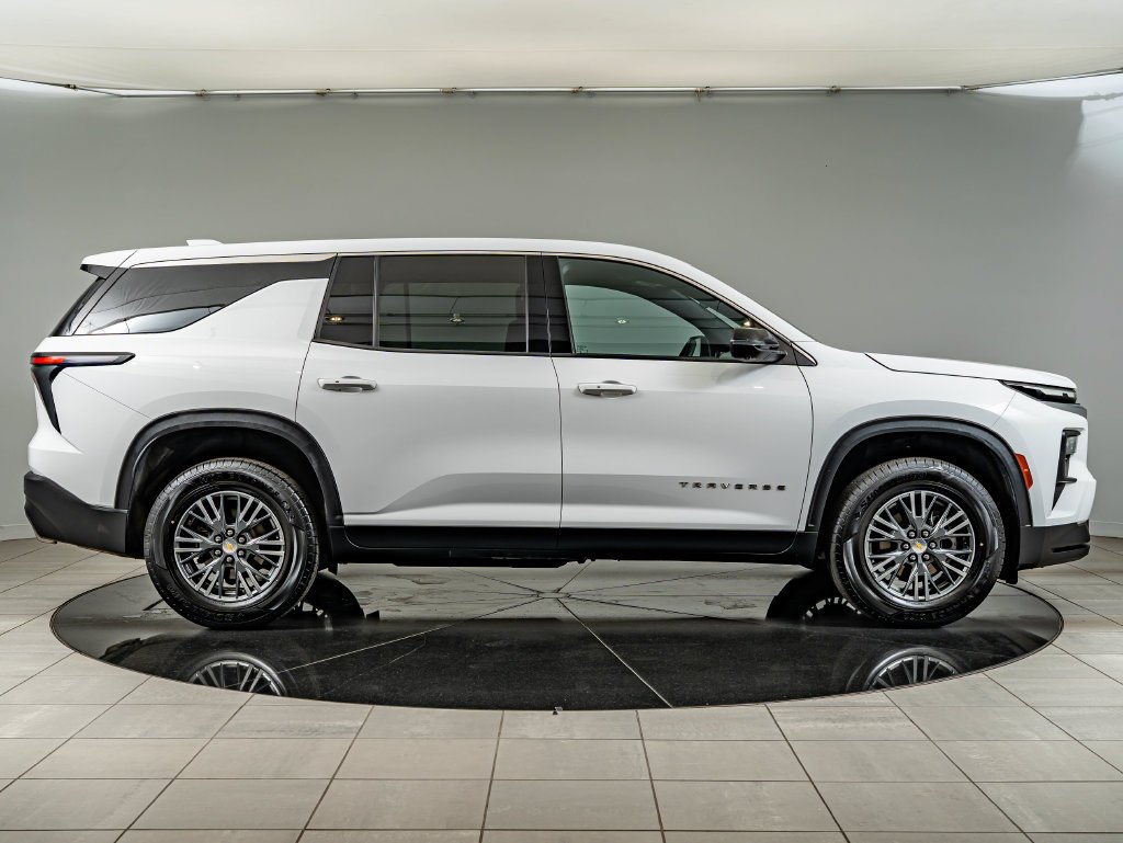 Used 2024 Summit White Chevrolet LS image 4